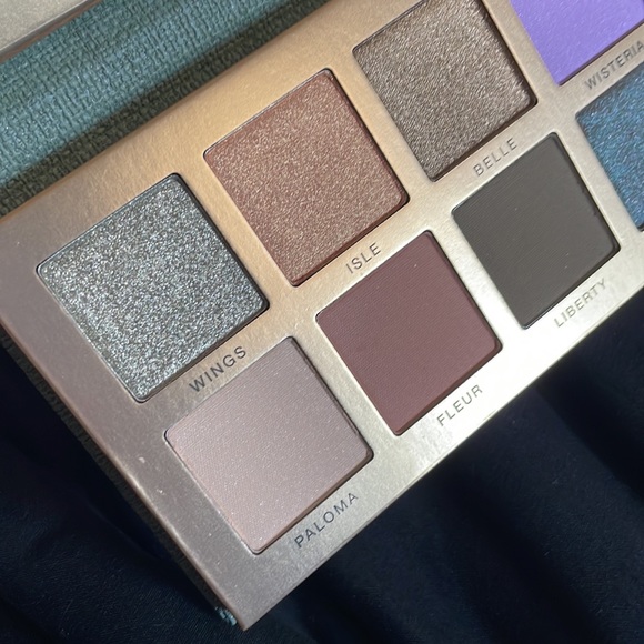 ABH Nouveau Palette - Picture 3 of 9